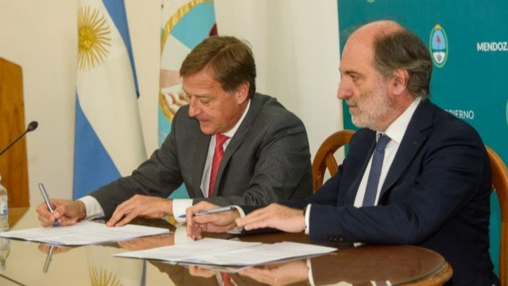 Suarez firmó la refinanciación de la deuda con el Banco Nación